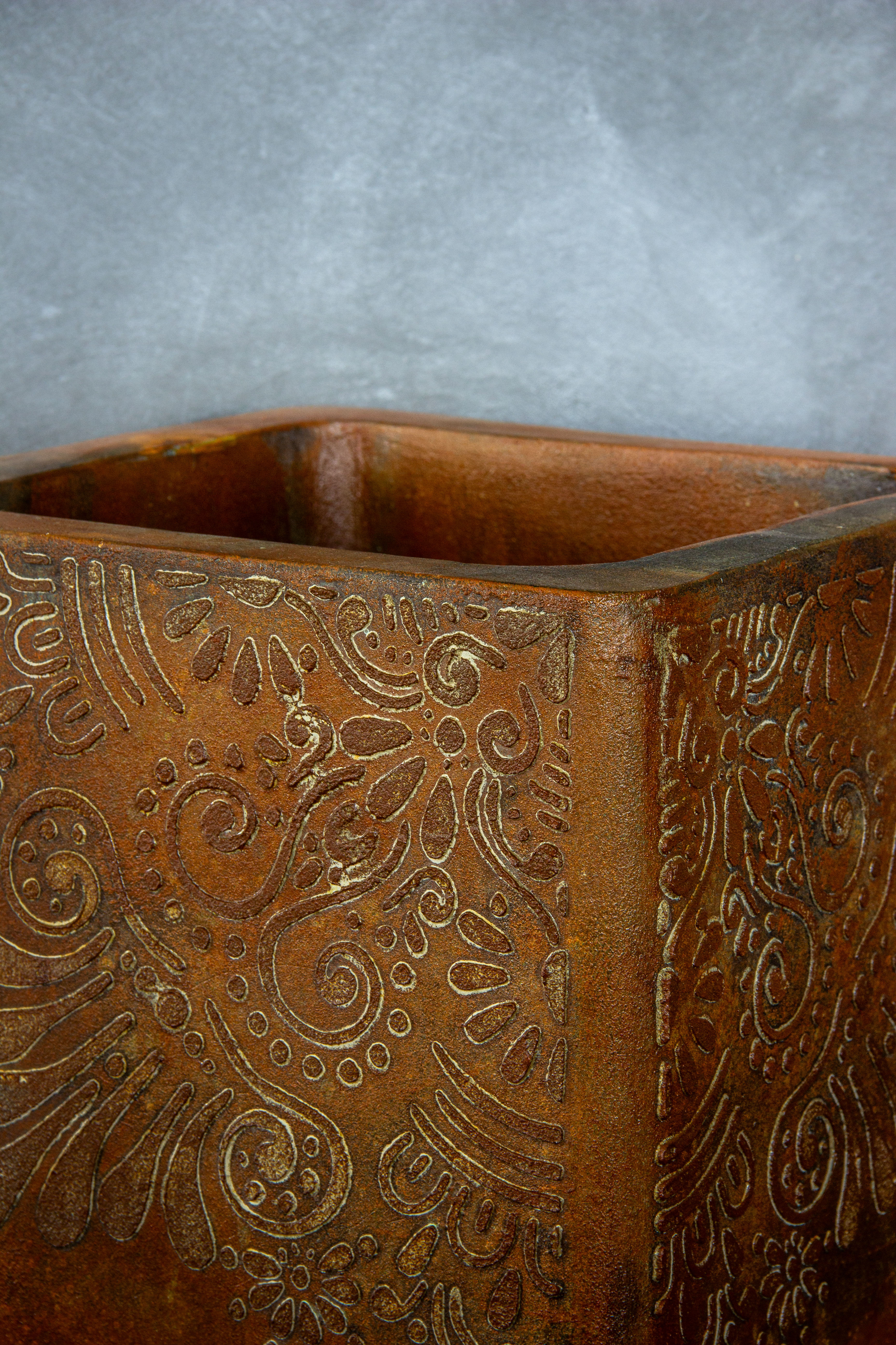 Osłonka z efektem kortenu i dekoracyjnym wzorem 3D, ręcznie wykonana, kwadratowa, rdzawo-brązowa